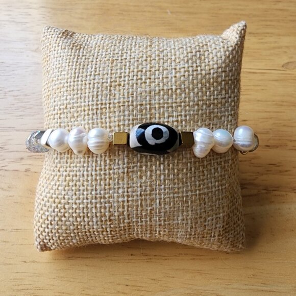 Elegant Purple and Pearl Beaded Bracelet - Picture 3 of 5